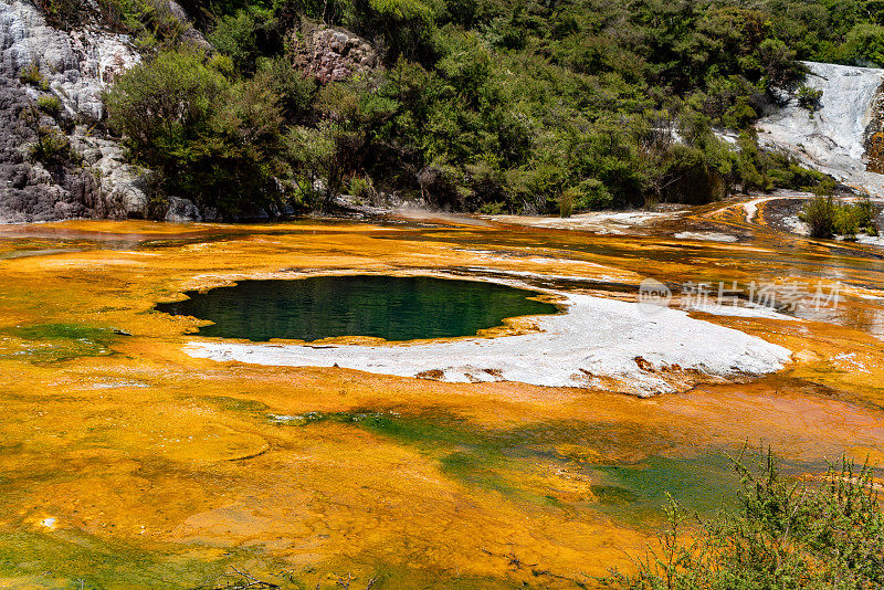 梯级梯田和Terracettes, Orakei Korako地热公园和洞穴，隐藏山谷，新西兰陶波